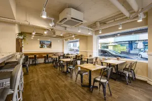 넓은 홀과 벤치좌석이 돋보이는 브런치 레스토랑